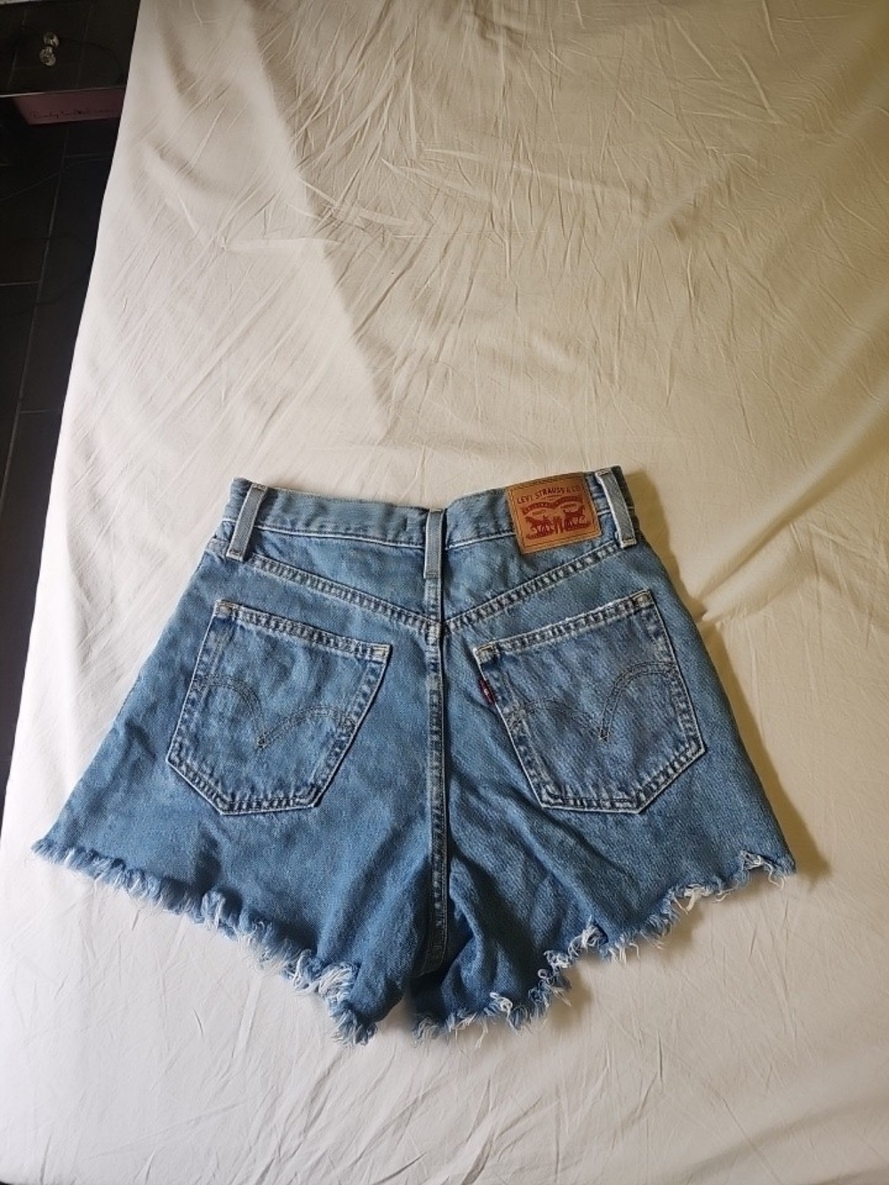 LEVI'S Women High Waisted Mom Shorts Jeans Size 26 Distressed - Picture 1 of 7